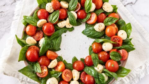 Caprese Christmas Wreath It S Not Complicated Recipes