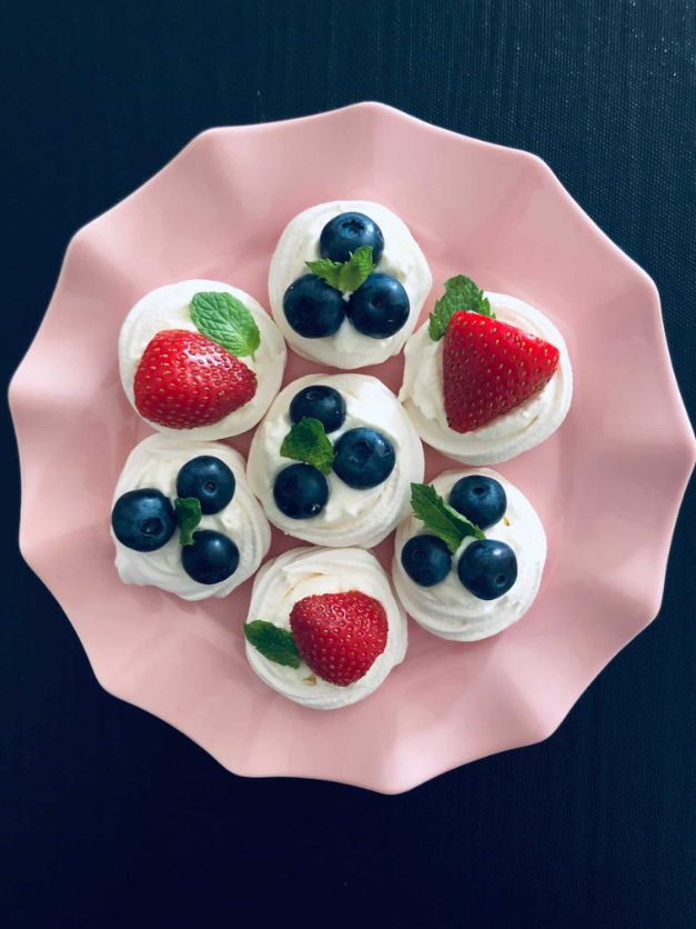 Mini Meringues With Berries And Cream It S Not Complicated Recipes