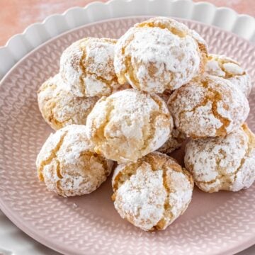 Round pink plate of Gluten-Free Macadamia Cookies.