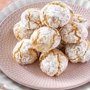 Round pink plate of Gluten-Free Macadamia Cookies.